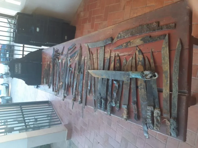 Agentes encontram 58 armas artesanais escondidas no subsolo de presídio em Sena Madureira
