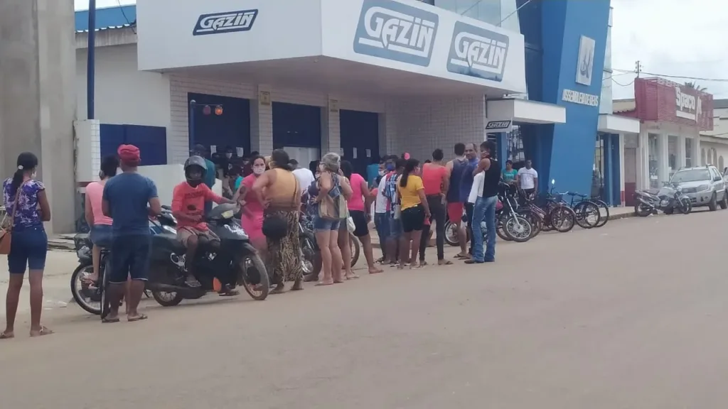 Covid-19: Contra recomendações, pessoas se aglomeram em frente Gazin de Sena Madureira