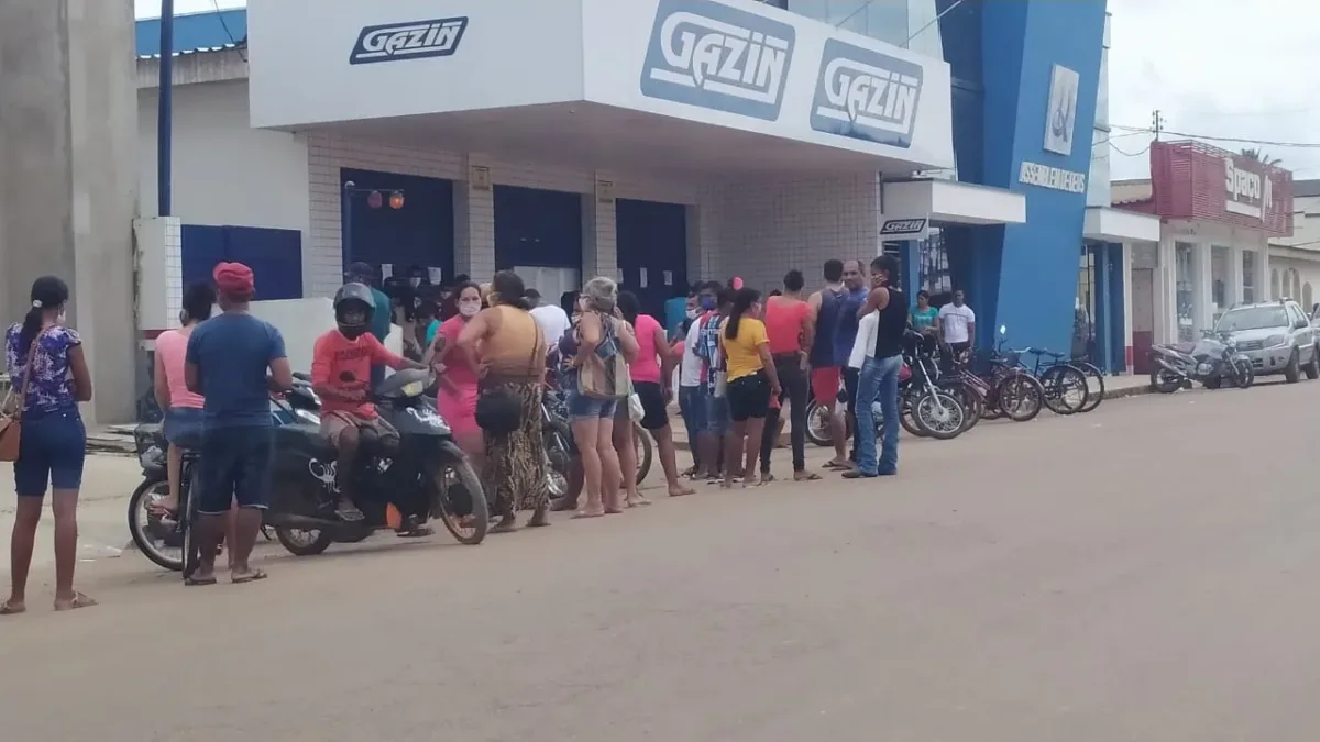 Covid-19: Contra recomendações, pessoas se aglomeram em frente Gazin de Sena Madureira