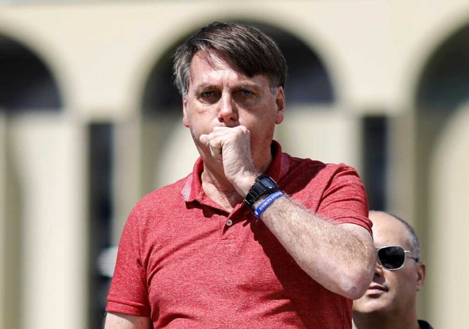 Bolsonaro contraria consenso científico e diz que isolamento foi inútil contra Covid-19