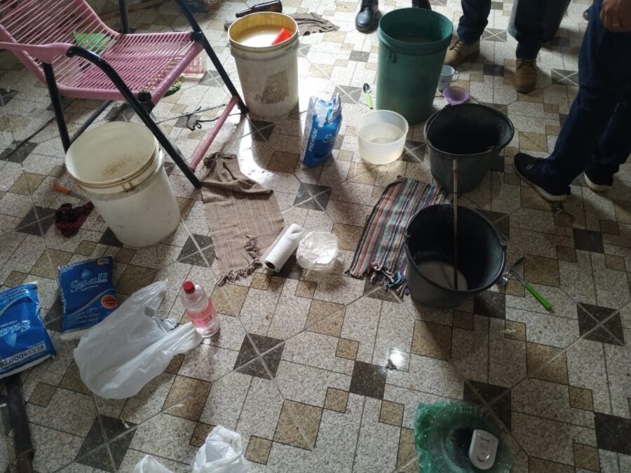 PM prende em flagrante dois suspeitos e descobre laboratório de desmanche de drogas no Bairro Bom Sucesso em Sena