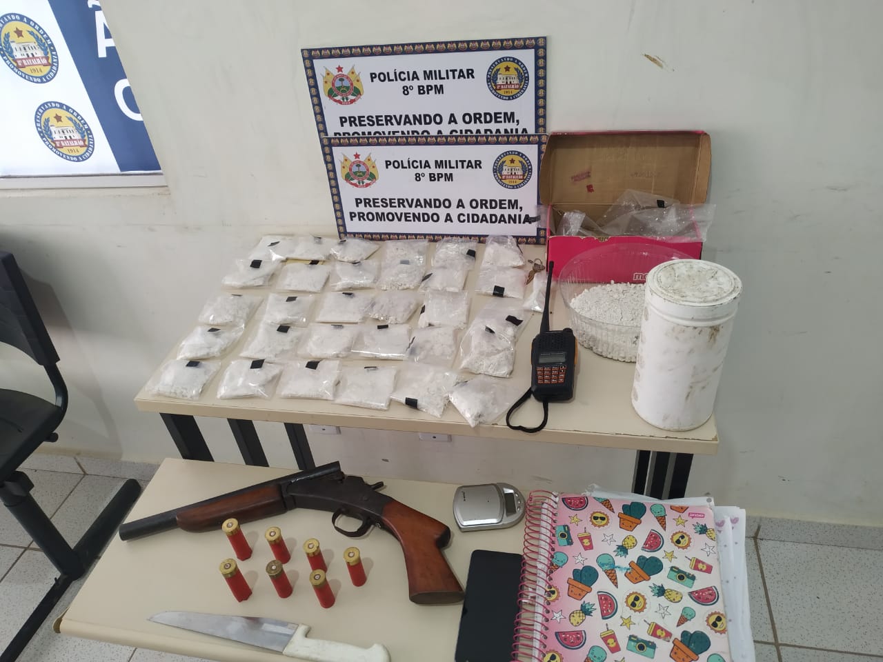PM apreende arma de fogo e grande quantidade de entorpecente no Beco do Adriano.