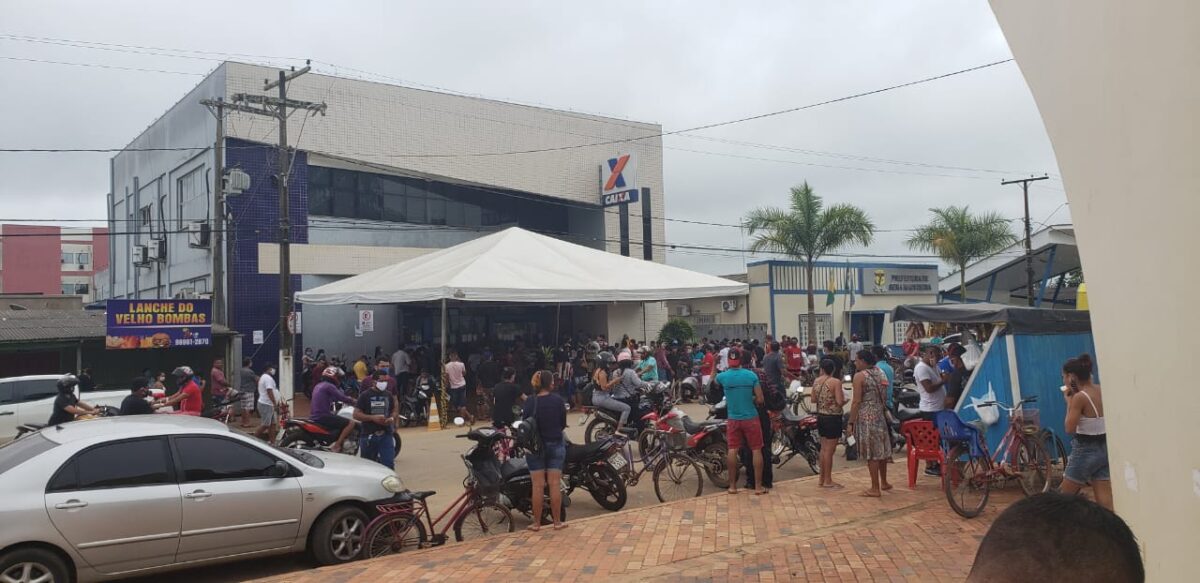 Enquanto Sena recebia confirmação dos dois primeiros casos de Covid-19, agências bancarias, lotéricas e ruas estavam lotadas
