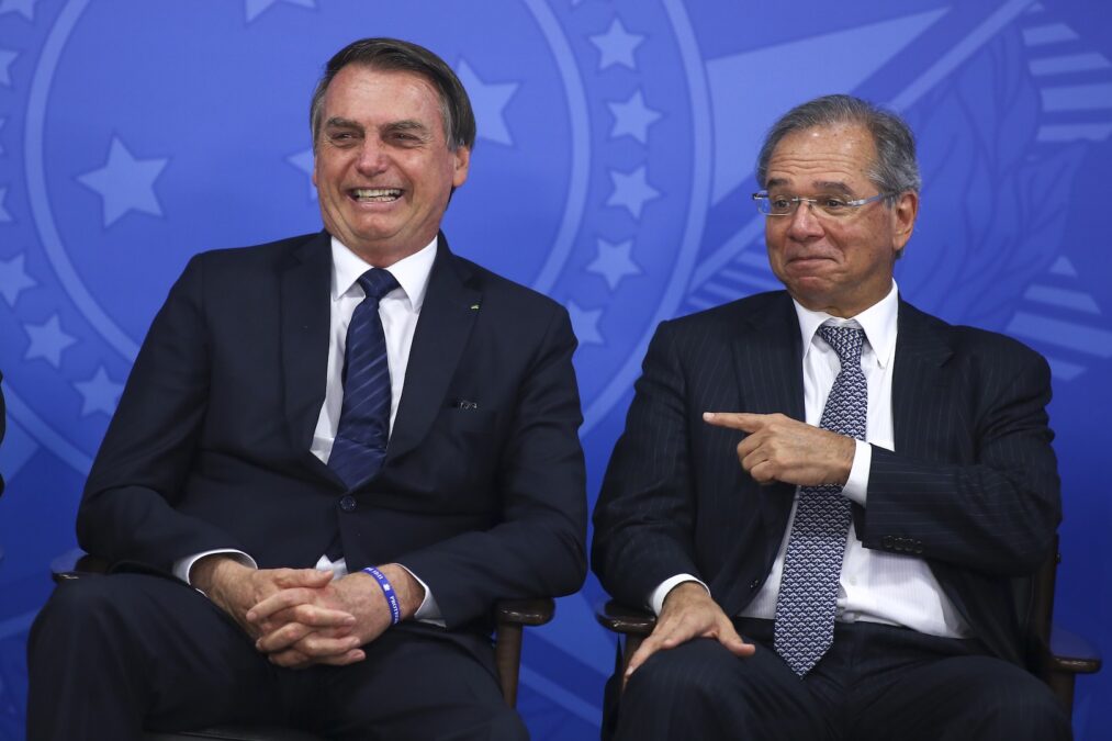 Bolsonaro afirma que vetará reajuste de servidores a pedido de Guedes