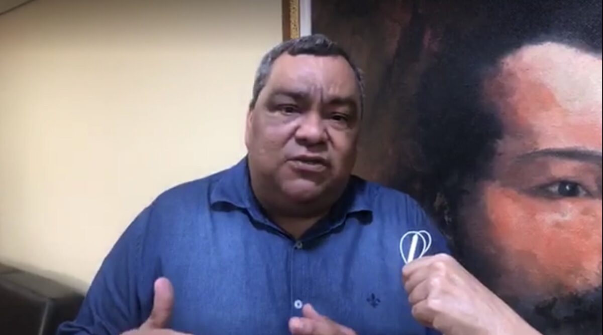Prefeito que rugiu como leão para militares, mia como gatinho para a Polícia Federal