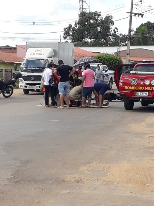 Acidente: Motociclista fica ferido após colisão com caminhão na Avenida Brasil