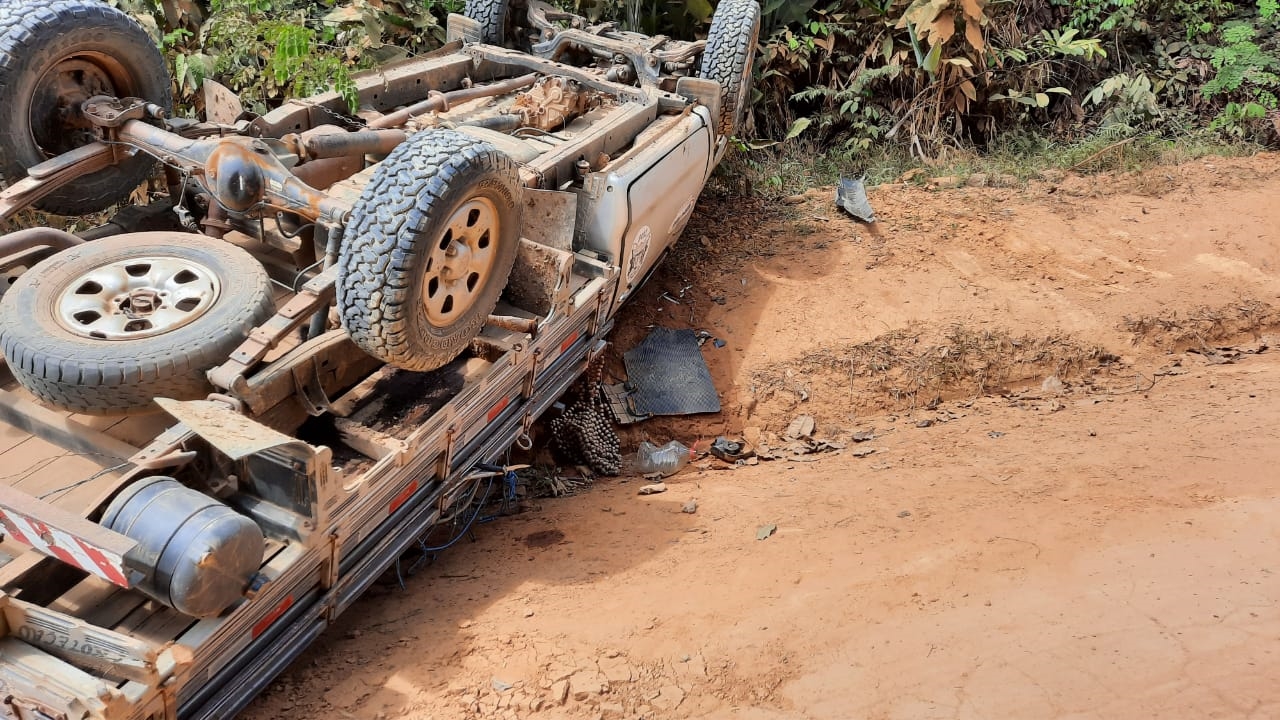 Acidente: Caminhonete capota no ramal do Toco Preto em Sena