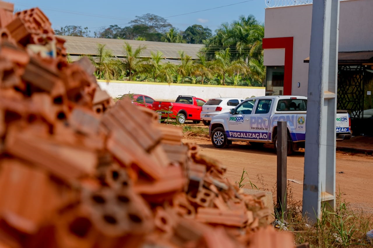 Procon e Ministério Público fiscalizam preços dos materiais de construção em lojas da capital