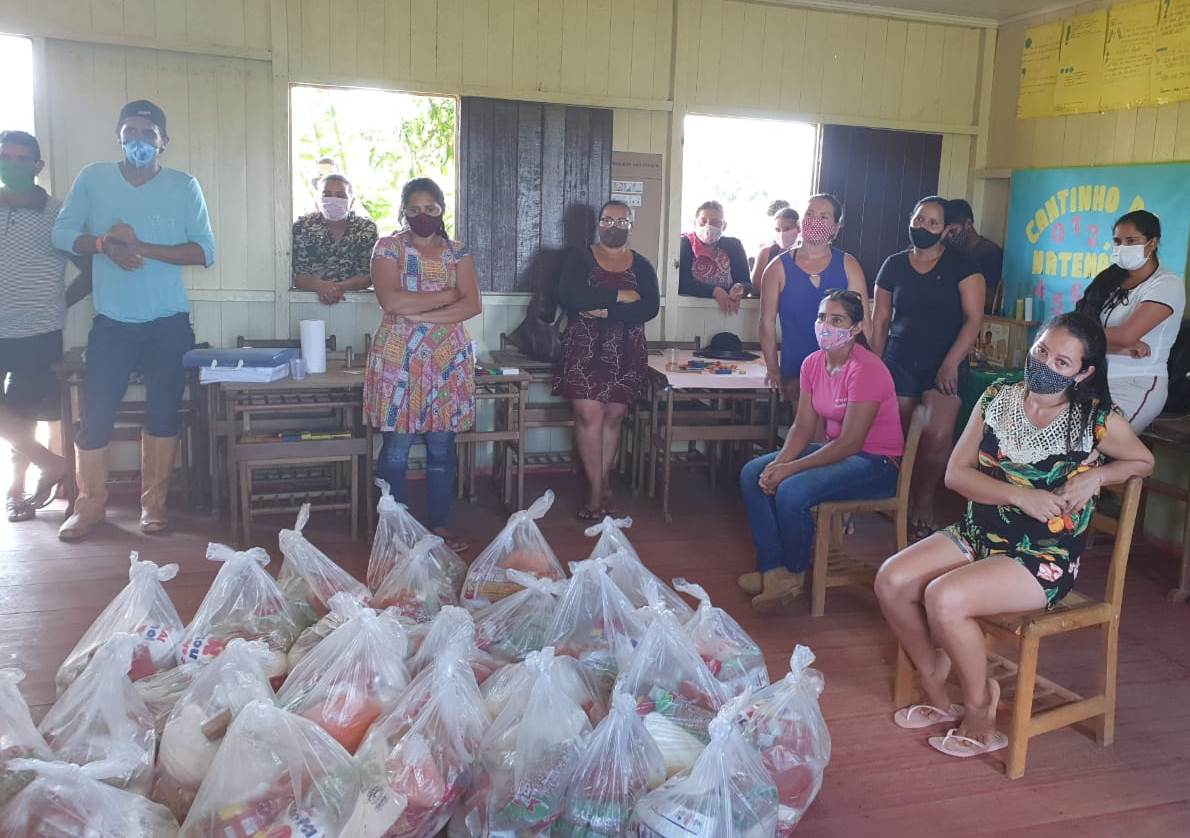 Governo do Acre entrega cestas básicas para alunos do rio Iaco