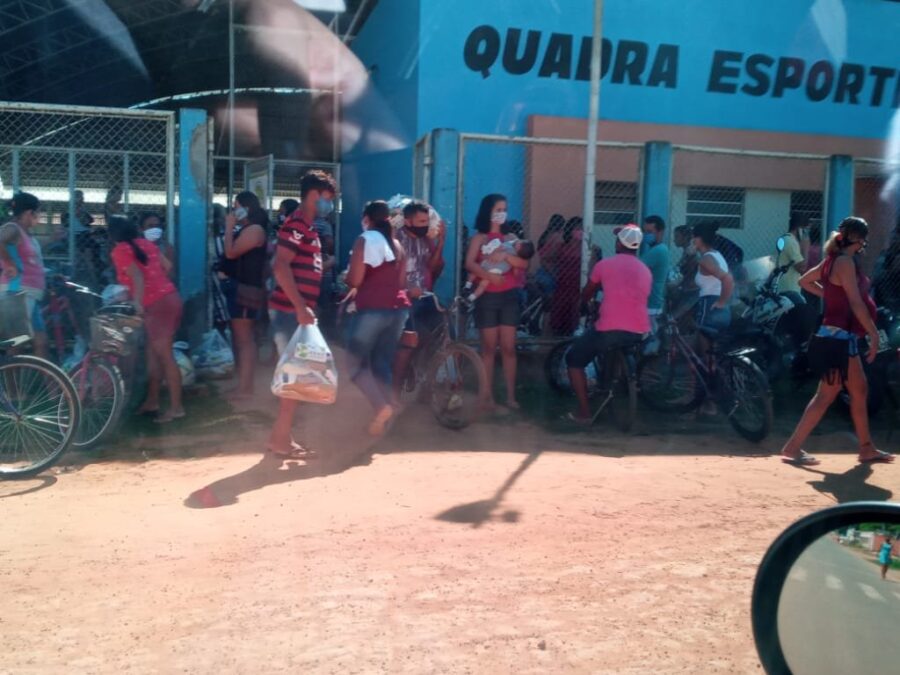 Distribuição de cestas básicas causa aglomerações em frente ginásio de Sena Madureira