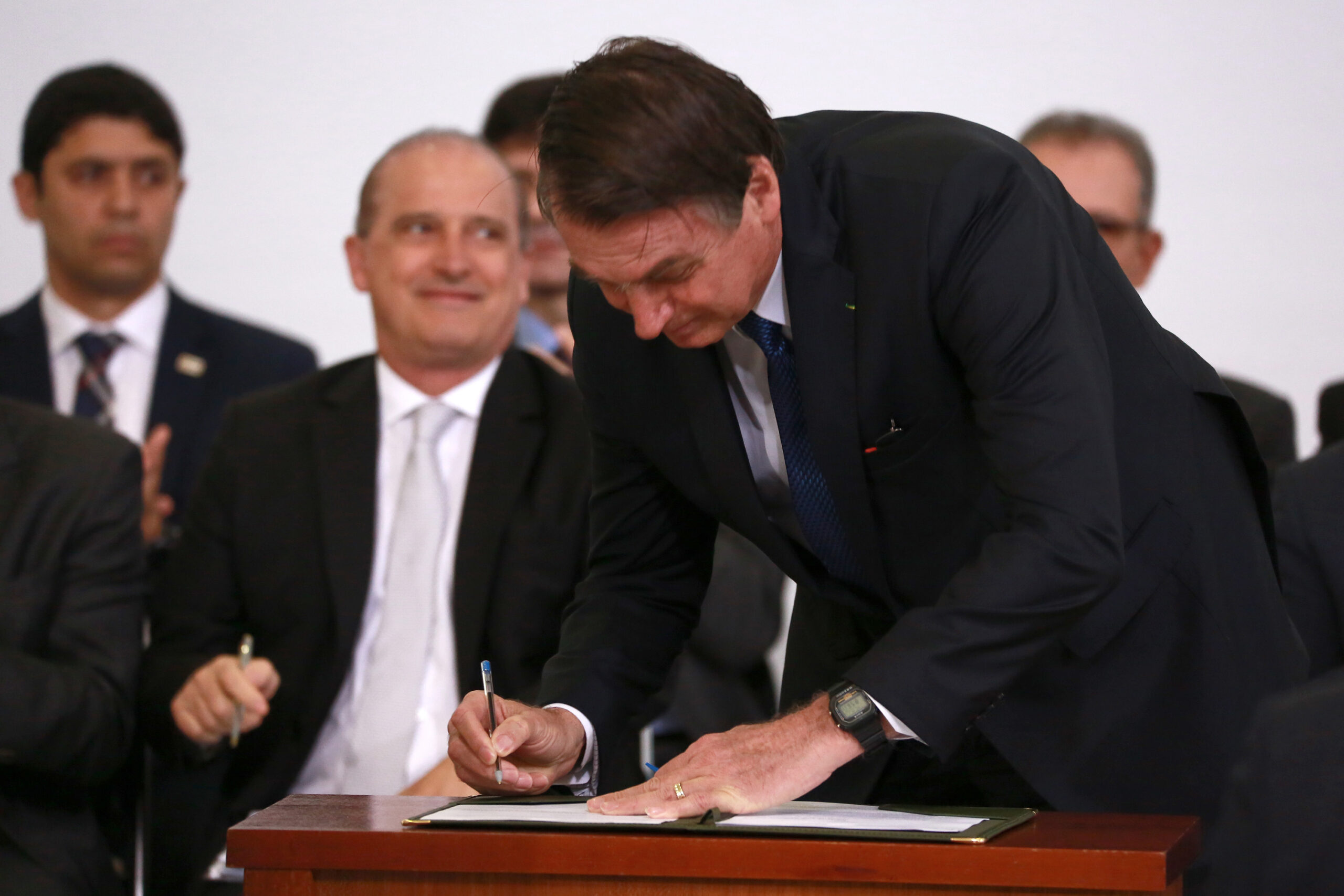 Bolsonaro sanciona com vetos auxílio ao setor aéreo e renegociação de dívidas de micro empresas