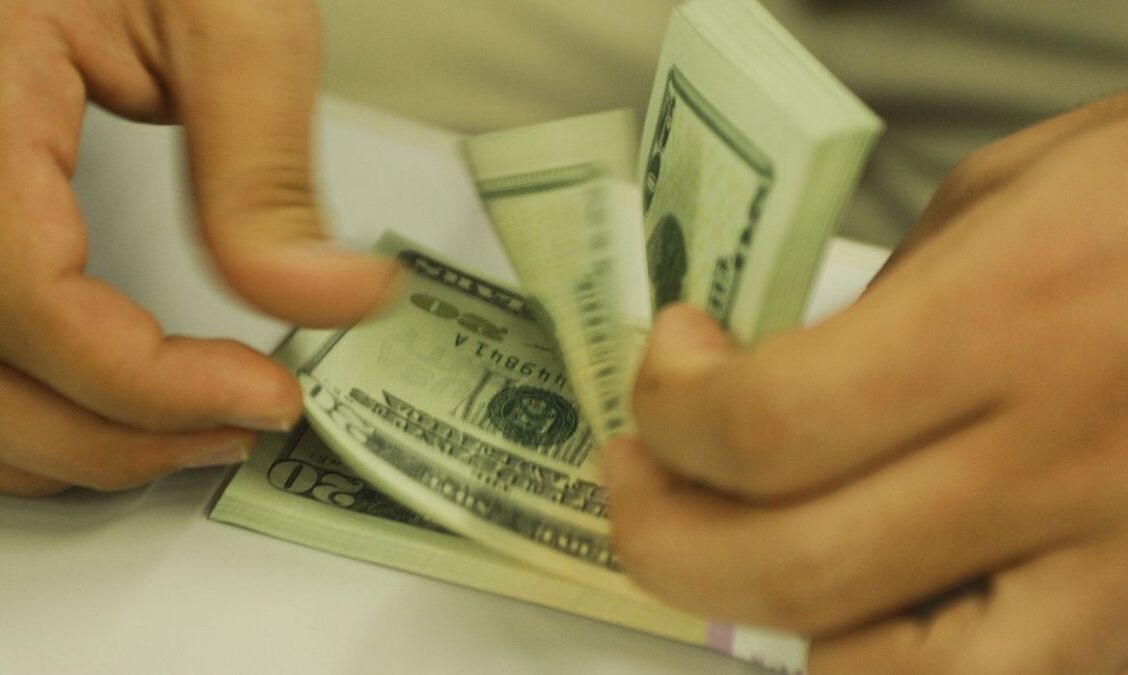 Dólar ultrapassa R$ 5,60 e fecha no maior valor em três meses