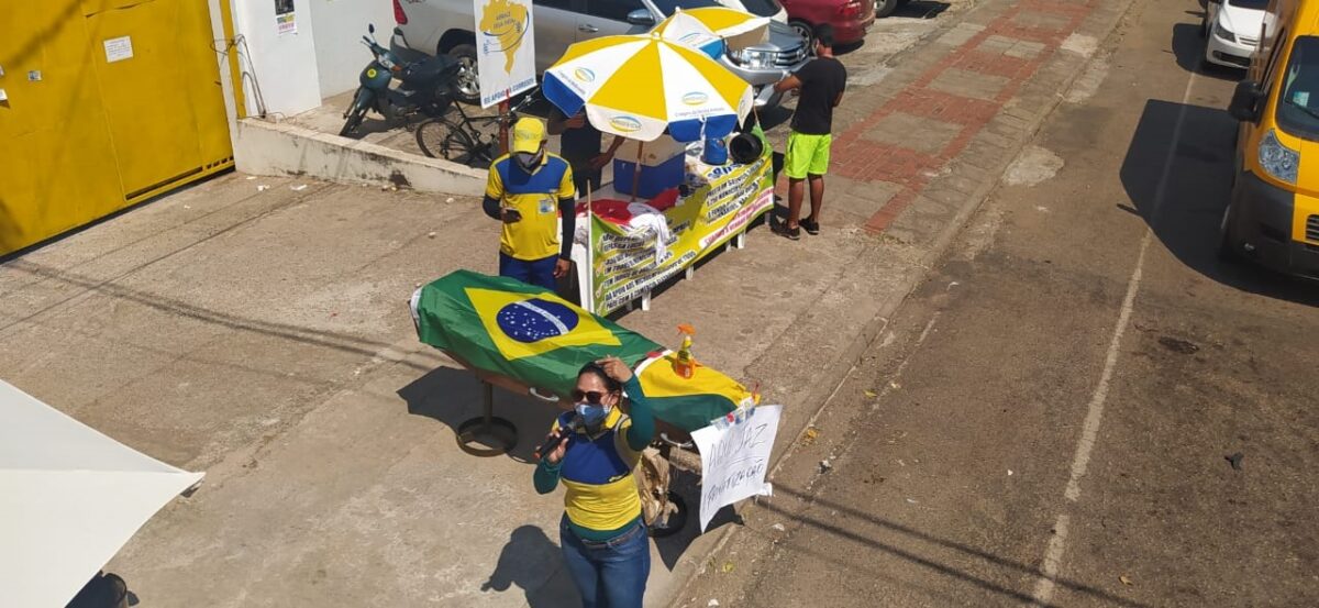 Funcionários dos Correios colocam caixão em entrada de agência na Avenida Ceará