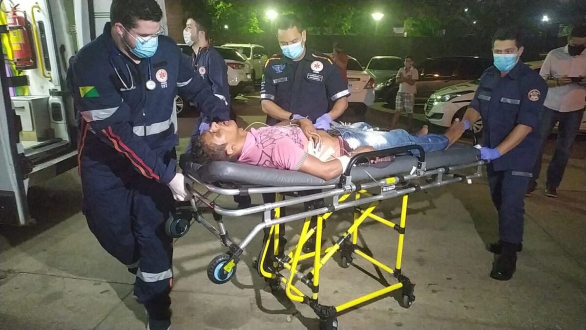 Homem é ferido com uma facada no peito após discutir com desconhecido