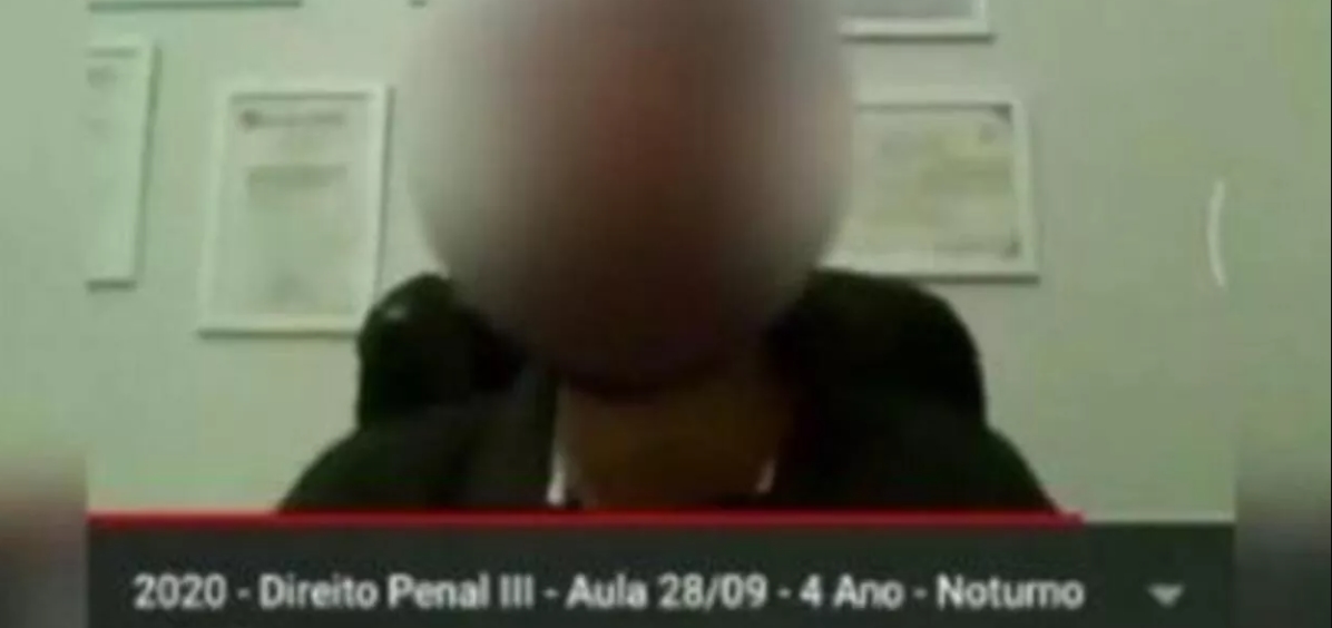 Professor oferece meio ponto para que aluna apareça sem roupa em aula online