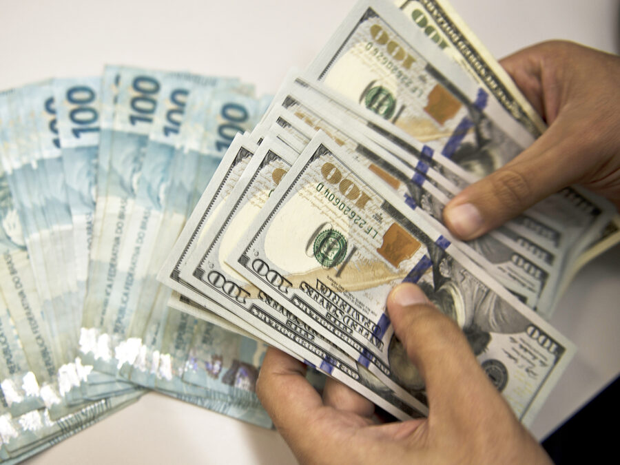 Dólar sobe 2,5% em setembro e real se firma como pior moeda do mundo em 2020; veja ranking