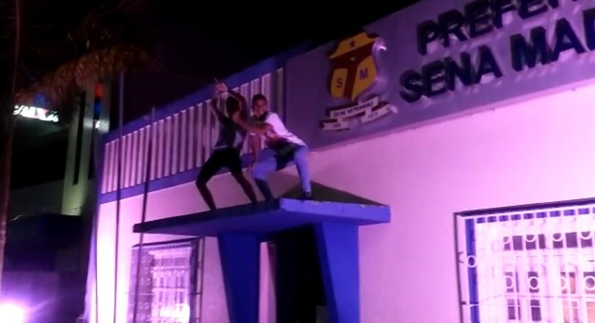 Vídeo mostra jovens dançando em cima de cobertura de entrada de prédio da prefeitura de Sena Madureira