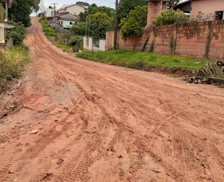 Rua Manoel Gonçalves, onde mora o presidente da Câmara, fica quase intrafegável após chuva