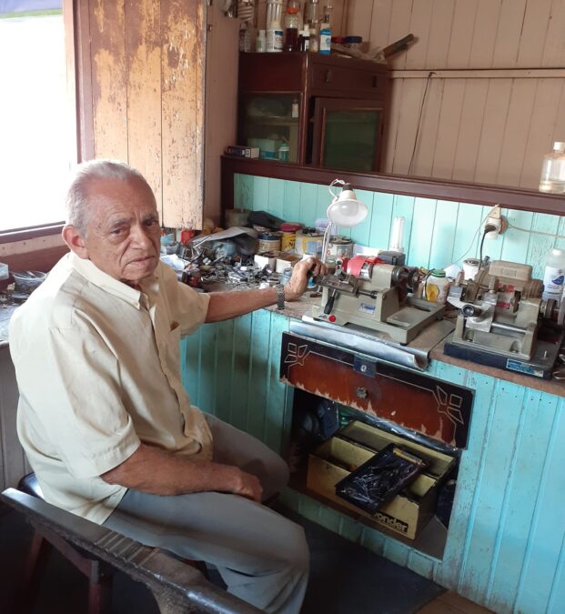 Aos 80 anos, seu “Antônio flor” continua sendo o chaveiro mais requisitado de Sena Madureira