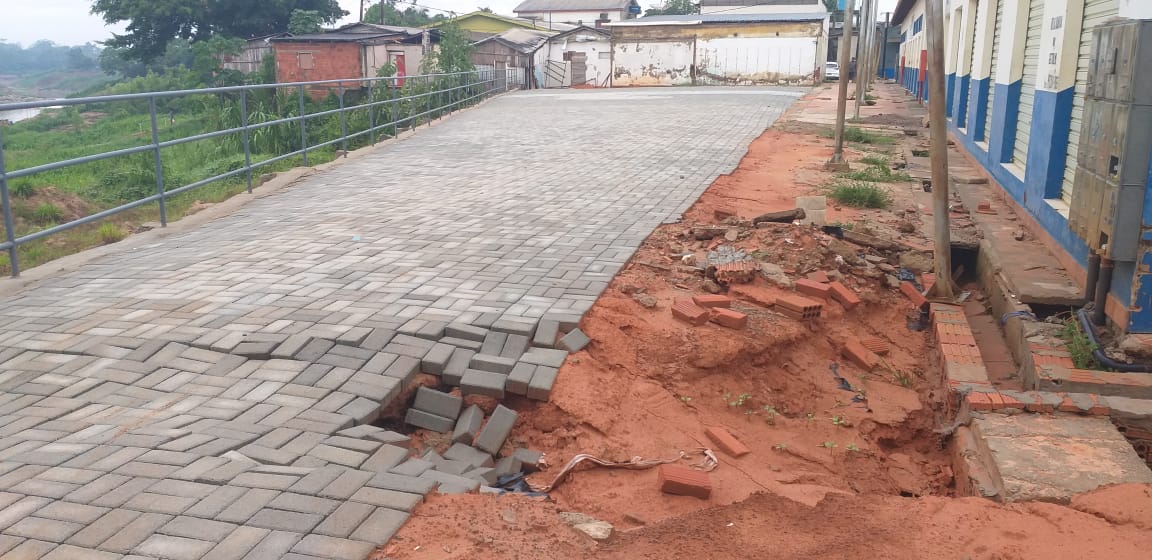 Construída recentemente, obra de contenção à margem do rio Iaco já apresenta problemas em sua estrutura