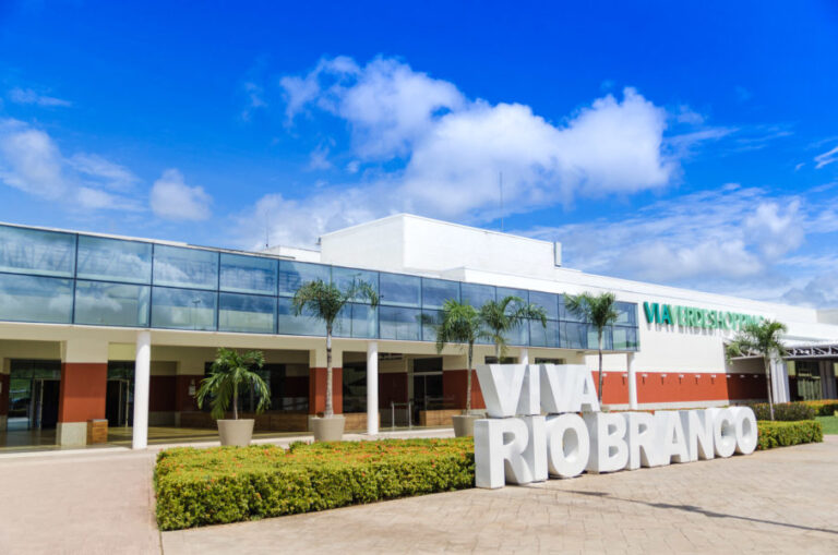 Os clientes do Via Verde Shopping precisarão ficar atentos a uma mudança importante na programação de funcionamento aos domingos. O centro comercial anunciou a ampliação do horário de atendimento dominical, alteração que começará a valer a partir do próximo dia 7 de junho. A mudança foi divulgada oficialmente pelo empreendimento e altera a rotina de consumidores, lojistas e trabalhadores que atuam no principal shopping da capital acreana. O objetivo é ampliar o período disponível para compras, lazer e alimentação durante os domingos. Com a atualização, a praça de alimentação continuará operando em horário diferenciado, enquanto as lojas passam a contar com um período maior de atendimento ao público. As novas regras passam a integrar a programação regular do shopping para os fins de semana. Segundo as informações divulgadas pelo empreendimento, os horários de funcionamento aos domingos passam a ser reorganizados para atender a demanda crescente de consumidores que utilizam o espaço para compras, entretenimento e encontros familiares. O Via Verde Shopping foi inaugurado em 2011 e é considerado o principal centro comercial do Acre, reunindo centenas de operações entre lojas, restaurantes, serviços e opções de lazer. O empreendimento recebe milhares de visitantes mensalmente e é um dos principais pontos de encontro da população de Rio Branco. A alteração anunciada já começou a repercutir entre consumidores e lojistas. Nas redes sociais, parte dos comerciantes demonstrou preocupação com os impactos da mudança na rotina operacional das lojas, enquanto outros destacaram a possibilidade de aumento no fluxo de clientes durante os domingos. Os novos horários poderão ser consultados nos canais oficiais do shopping, que orienta os clientes a verificarem previamente o funcionamento das lojas, âncoras e operações de alimentação antes da visita.