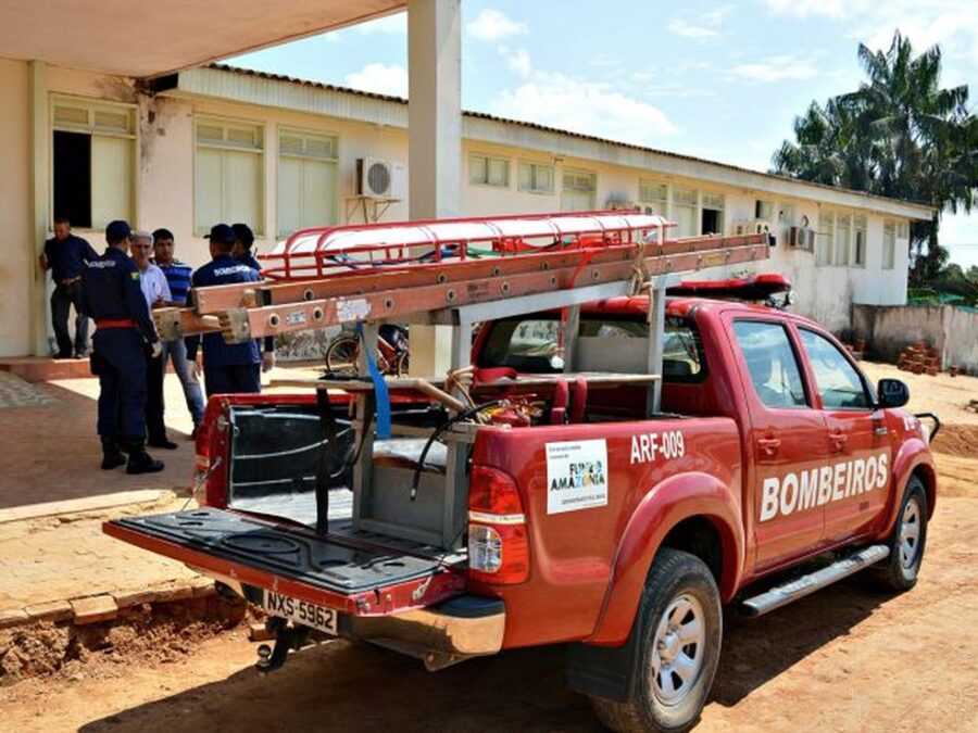 Bombeiros resgatam caçadores baleados acidentalmente em Sena Madureira
