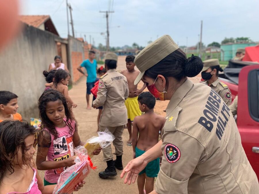 Bombeiros entregam 1,5 mil brinquedos a crianças carentes em ação no Acre
