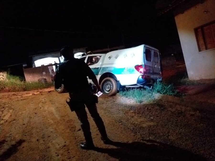Viatura da PM de Sena atola enquanto fazia ronda no Bairro Jardim Primavera