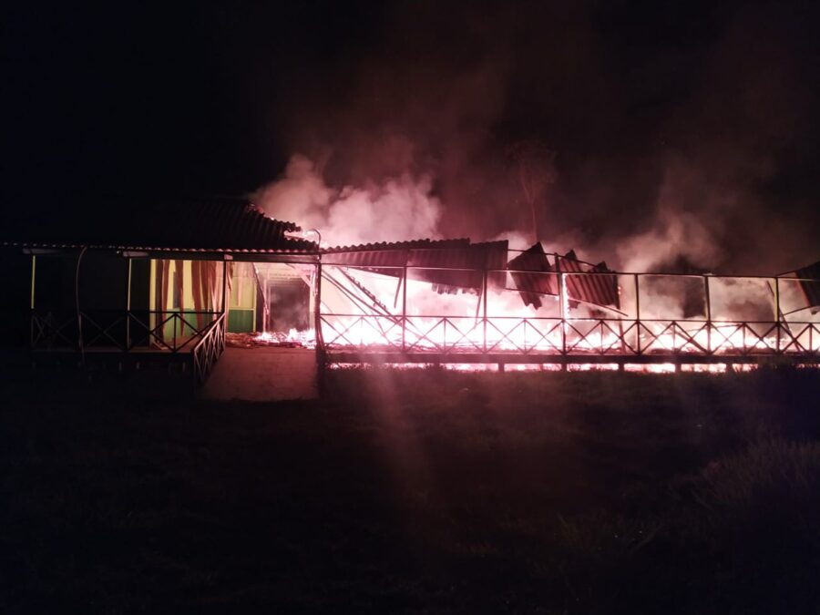 Dupla que incendiou escola em Sena Madureira é condenada a mais de 40 anos de prisão
