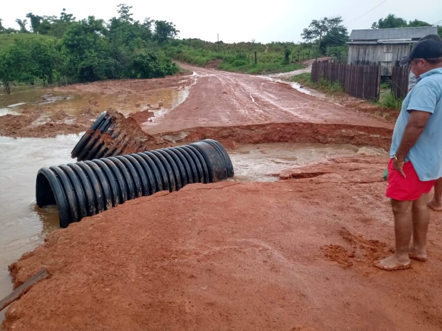 Obra inacabada na Estrada Olho D’água desmorona e coloca casas de moradores em risco