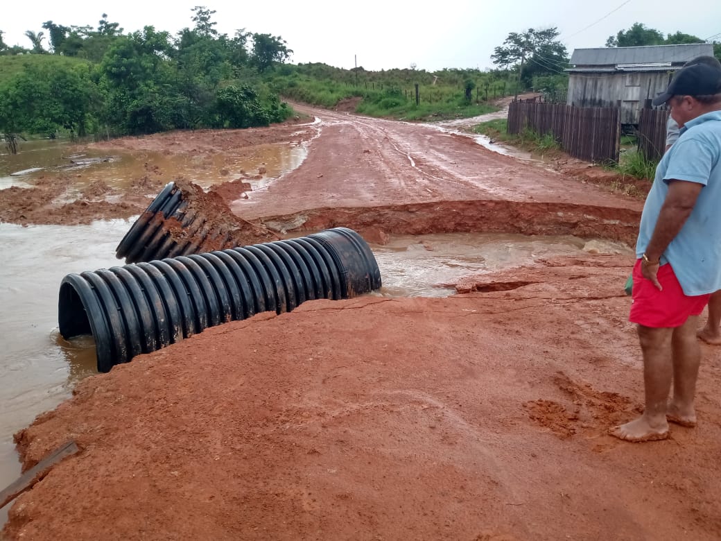 Obra inacabada na Estrada Olho D’água desmorona e coloca casas de moradores em risco