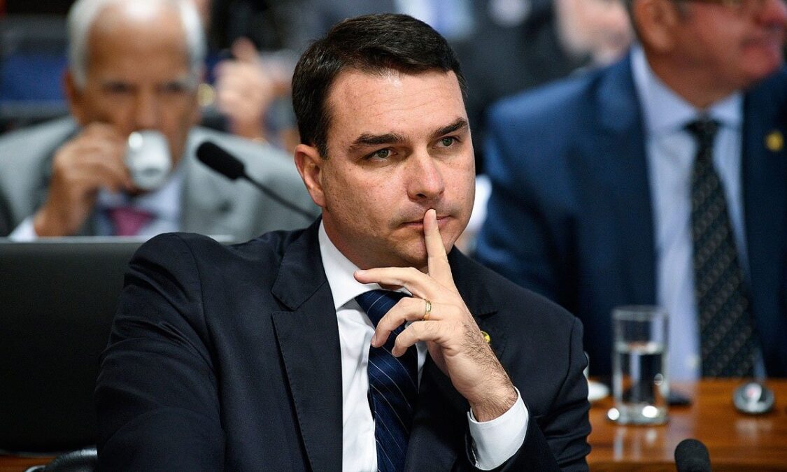 Advogada de Flávio Bolsonaro confirma recebimento de relatório da Abin