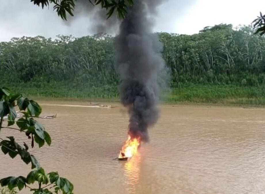 Incêndio em barco pode ter sido causado por fogos de artifícios disparados em carreata política