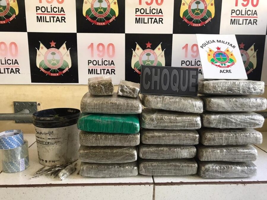 Após denúncia, polícia estoura ‘boca de fumo’ e prende jovem com 17 quilos de maconha no AC