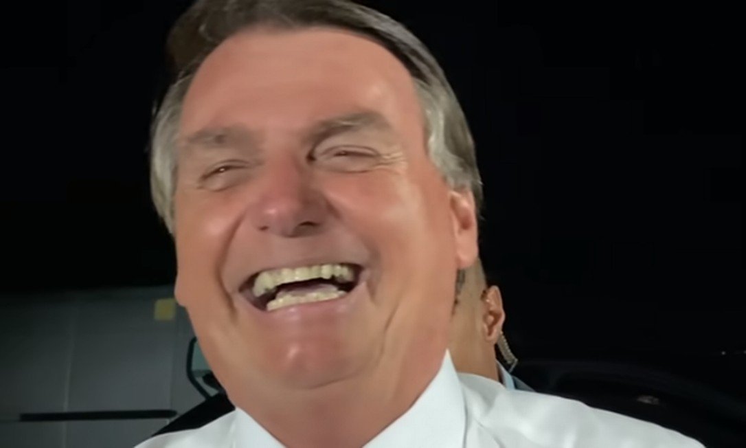 Bolsonaro faz piada homofóbica com pacientes de covid; Veja vídeo