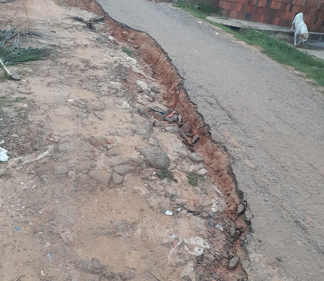 Trecho da rua Santos Dumont está intrafegável; Moradores pedem melhoramento no local por parte da prefeitura