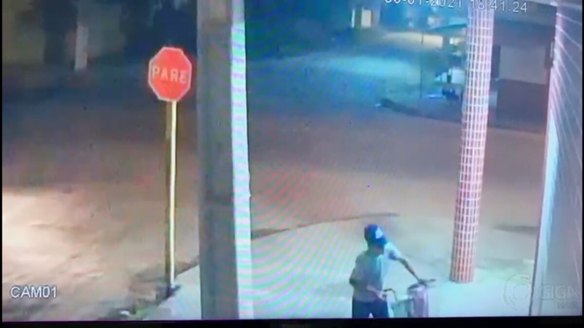 Câmera de segurança flagra furto de bicicleta em farmácia de Sena neste sábado