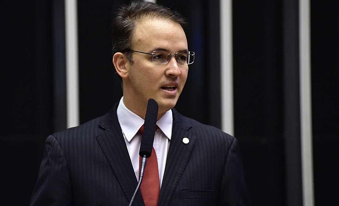 Com o intuito de barrar os furões, Leo de Brito quer saber nome e função de cada imunizado pela vacina anticovid