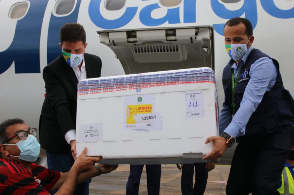 Acre recebe 5 mil doses da vacina de Oxford e Gladson embarca para SP em busca de comprar 1 milhão