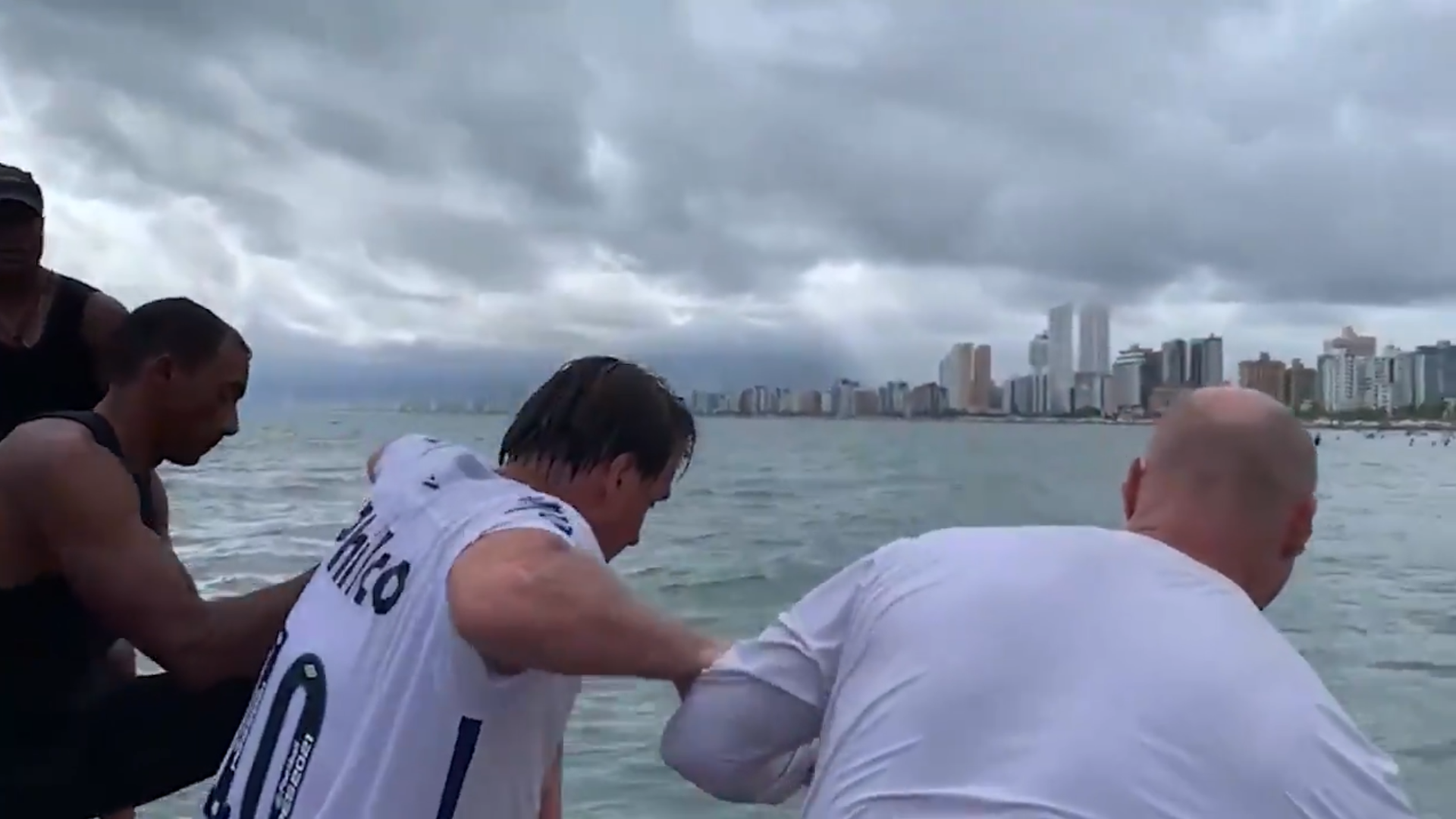 Nado de Bolsonaro “com o povo” em Praia Grande (SP) pode ter sido armação teatral