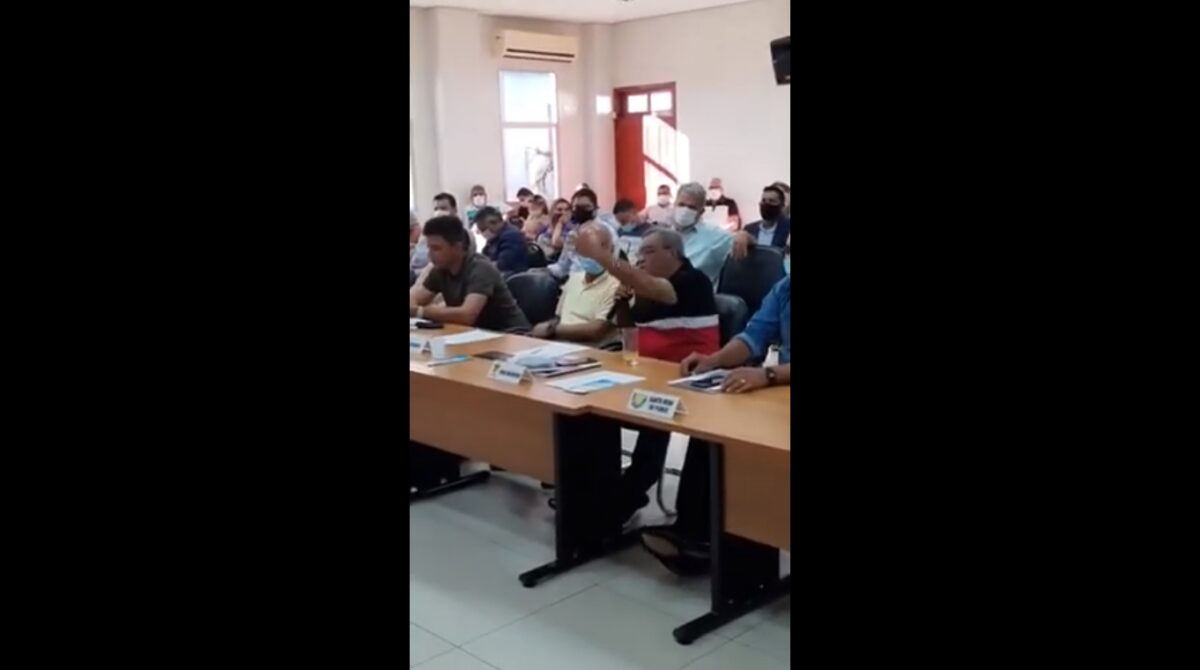 Vídeo: Prefeito Mazinho bate boca com Governador Gladson e Bocalom tenta acalmar os ânimos
