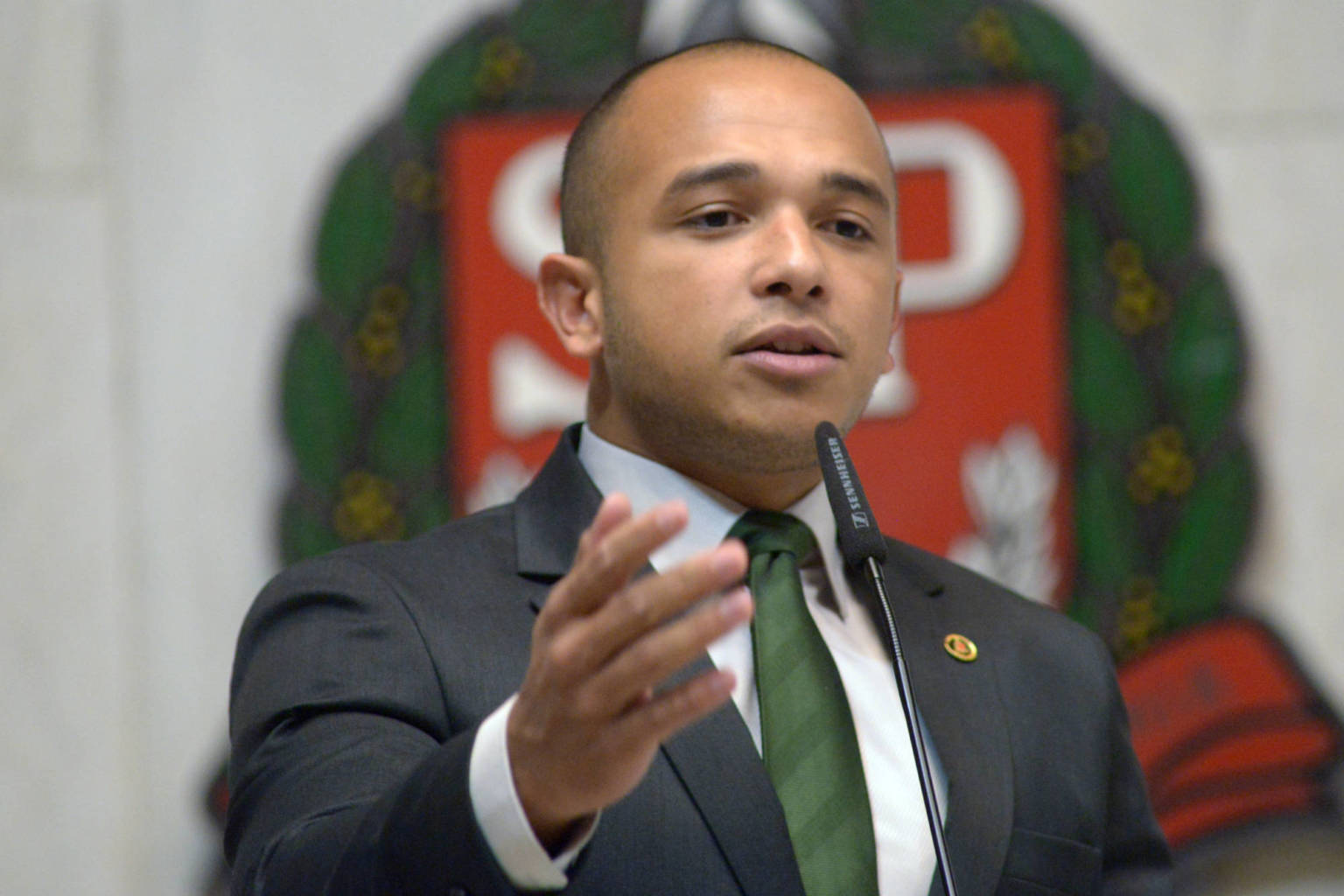 Justiça nega a deputado bolsonarista cancelamento de contrato da Coronavac. Ele vai recorrer