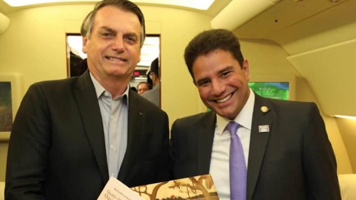 Bolsonaro liga para Gladson ir a São Paulo buscar primeiro lote da vacina contra Covid-19