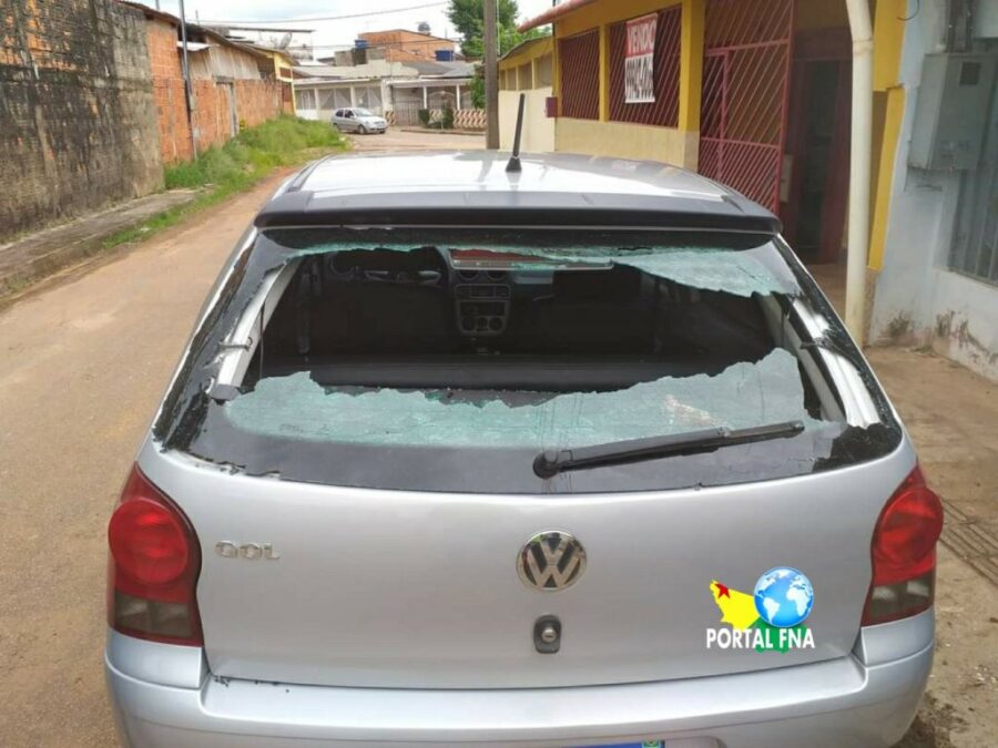 Urubu solta pedaço de carne com osso do alto e danifica veiculo em Rio branco