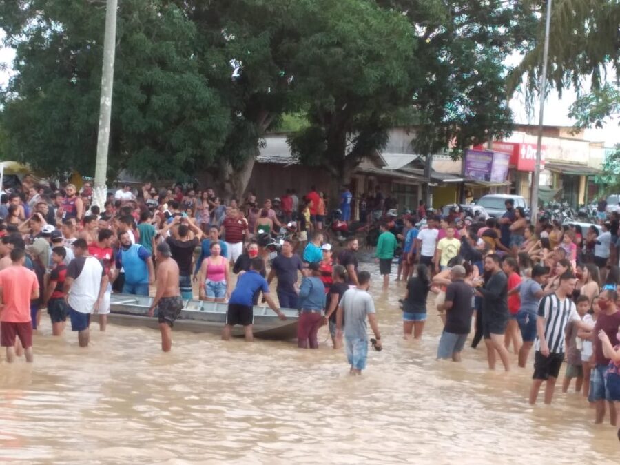 Ignorando Covid-19, Dengue e sem máscara, povo aproveita enchente em Sena e faz festa em frente a praça 25 de Setembro neste domingo