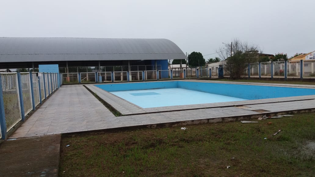 Após denúncia de moradores, piscina da escola municipal Messias Rodrigues é esvaziada