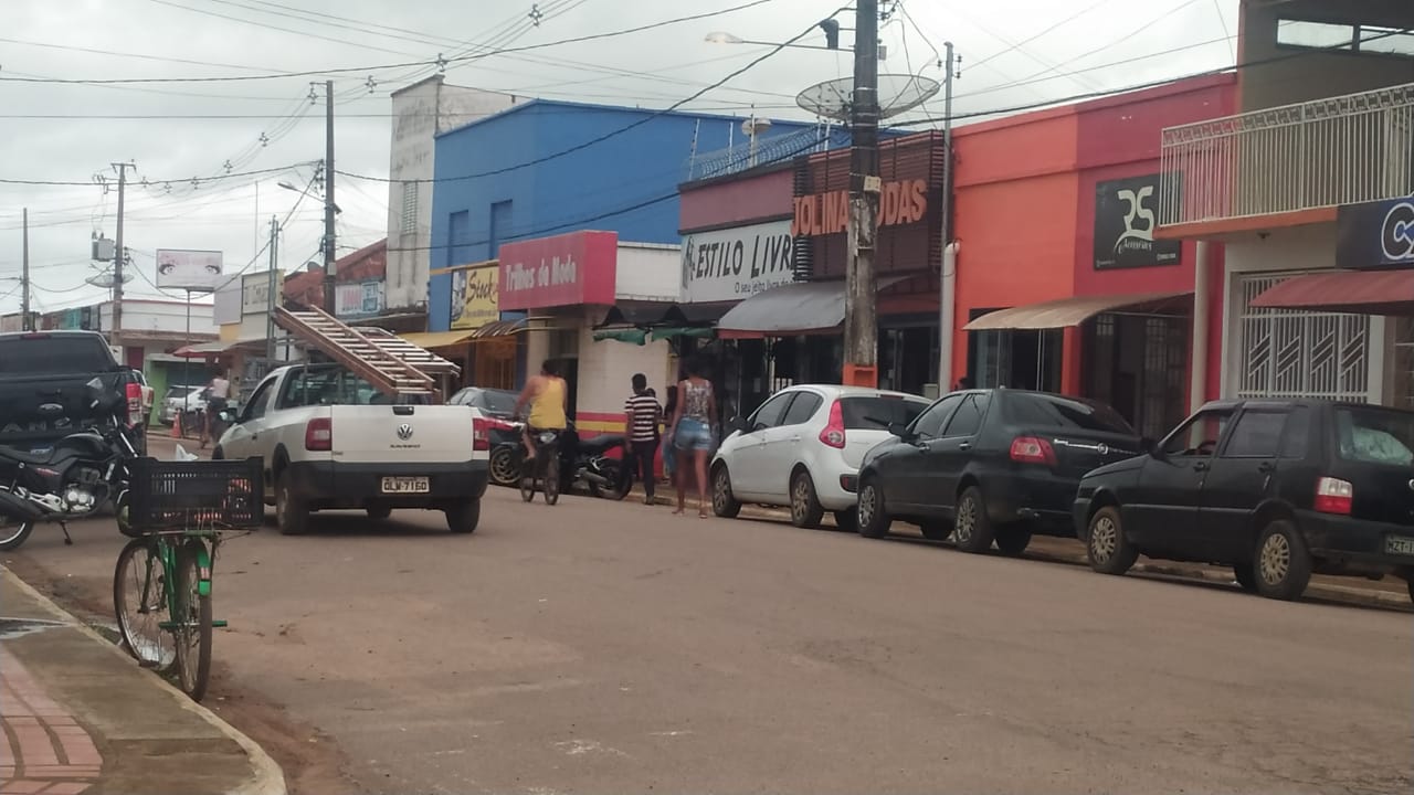 Maioria dos comerciantes em Sena ignoram decreto governamental e abrem as portas nesta quarta