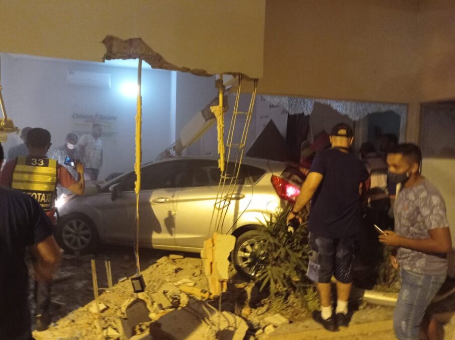 Vídeos e imagens mostram jovem no chão após veículo invadir prédio de clínica em Sena Madureira nesta Segunda
