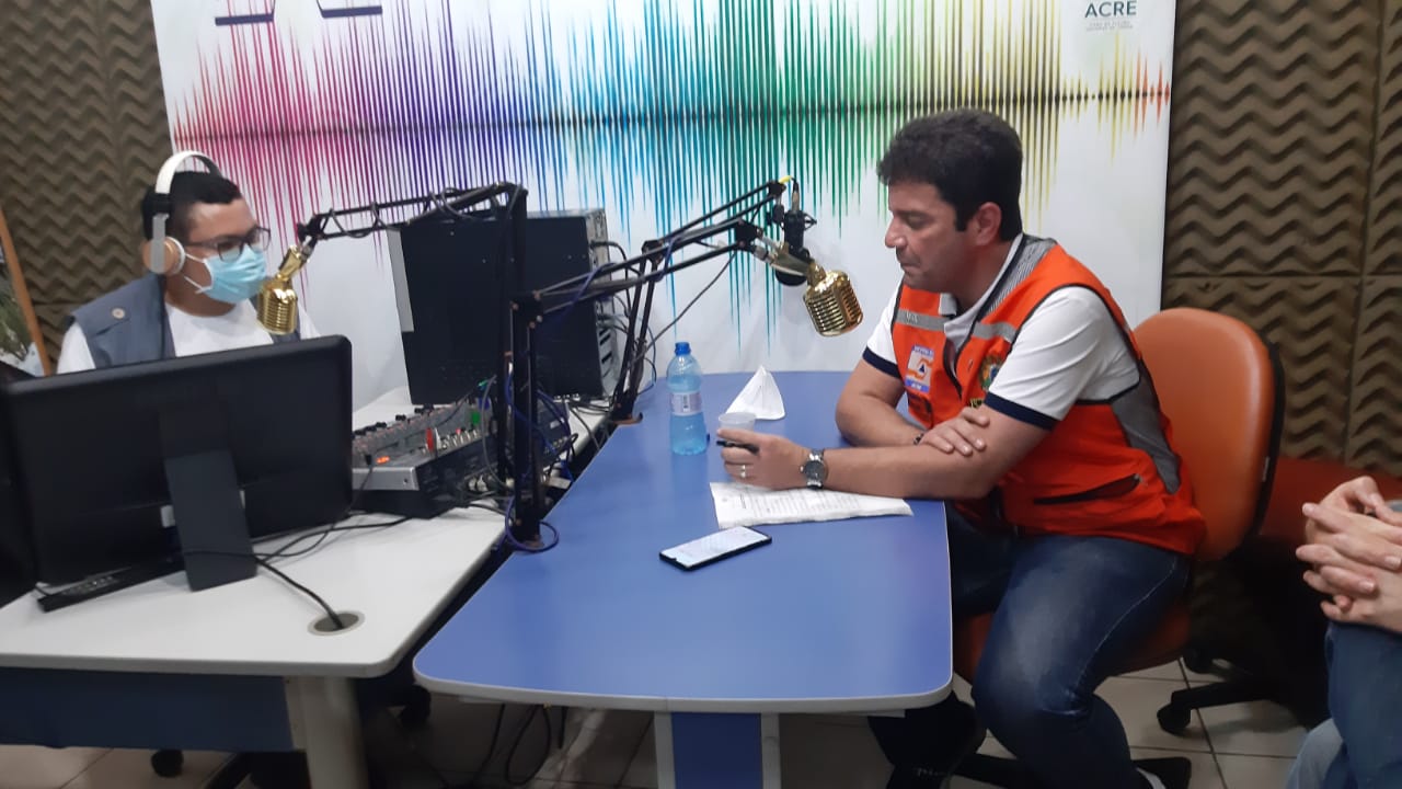 Gladson em Sena: “Se não tiver onde colocar as pessoas, a gente aluga galpão, mas não quero ninguém a míngua”
