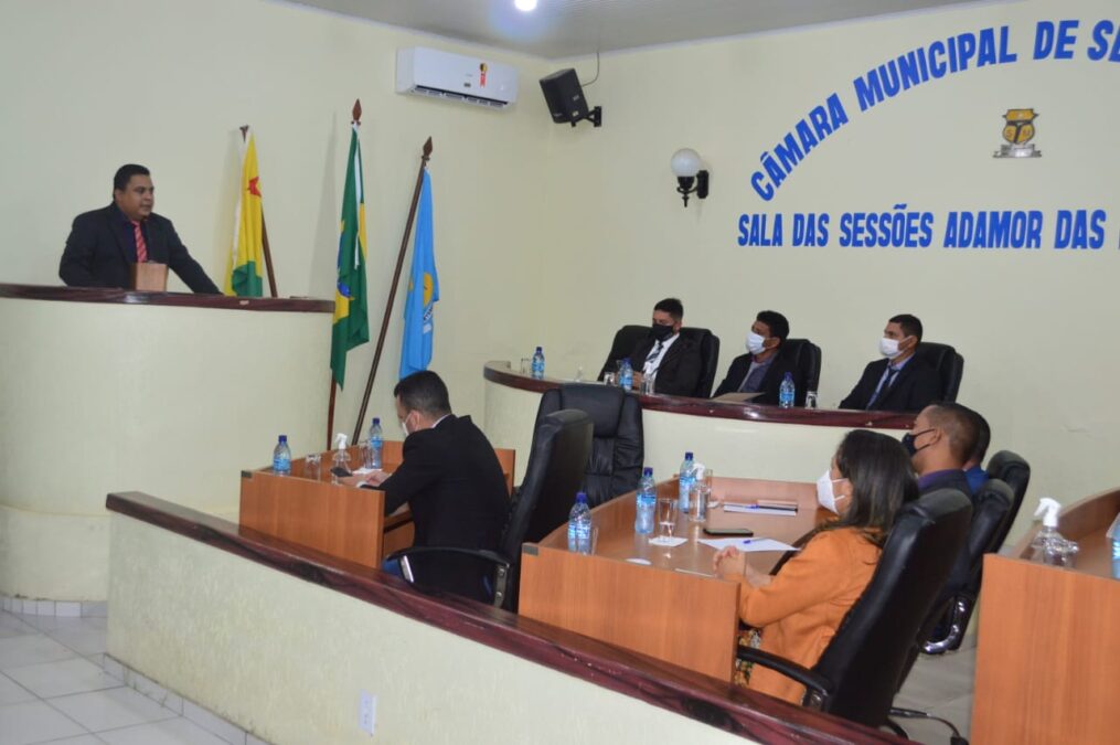Vice-Prefeito Gilberto Lira faz a leitura da carta governamental em sessão na câmara de vereadores